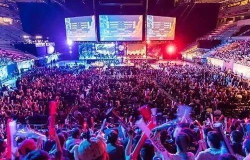 边后卫内收 边后卫内收